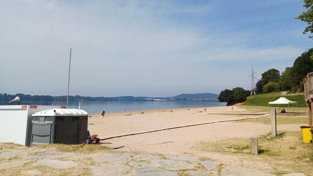 La playa de Caranza, en Ferrol, contará con una pasarela accesible para sillas de ruedas