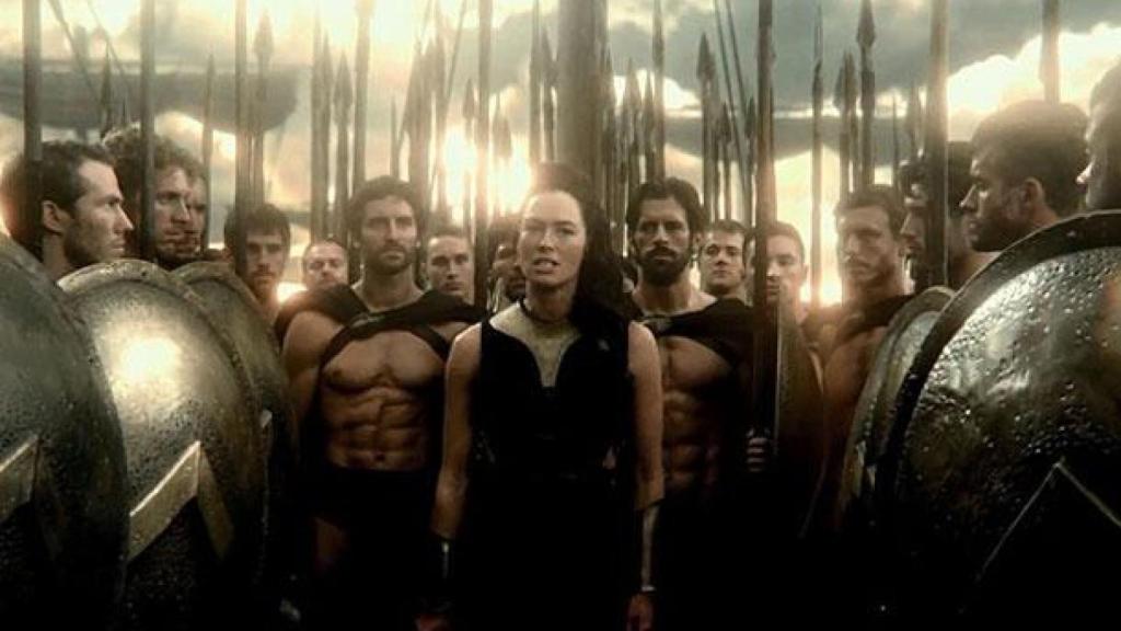 Lena Headey interpretando a Gorgo en la película 300: el origen de un imperio.