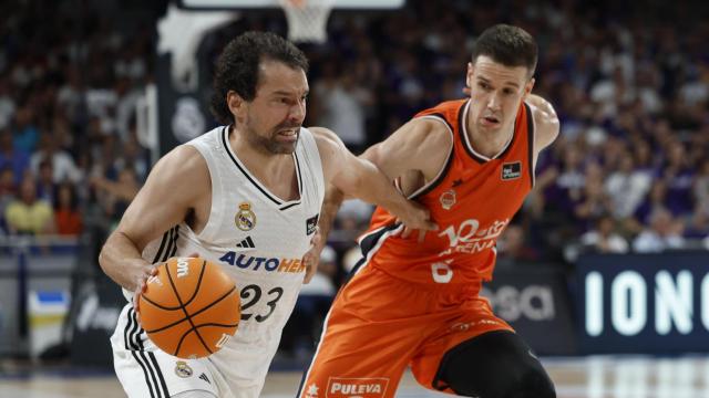 Sergio Llull conduce el balón presionado por López-Aróstegui.
