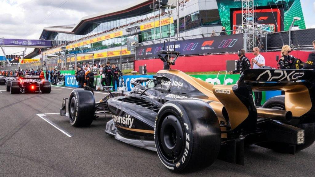 El monoplaza de APXGP en la parrilla del GP de Silverstone 2023