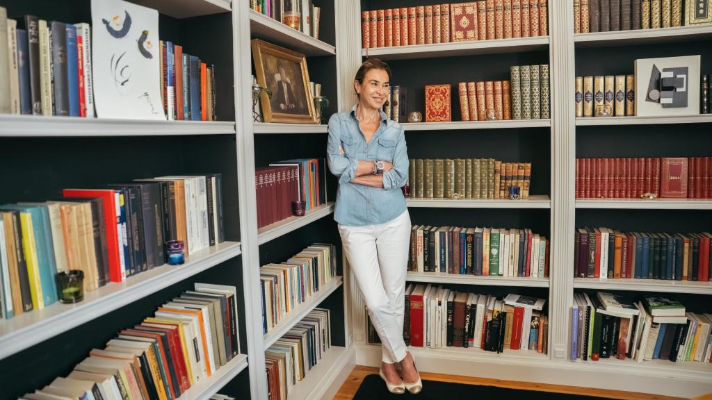 Carmen Posadas, en su biblioteca.