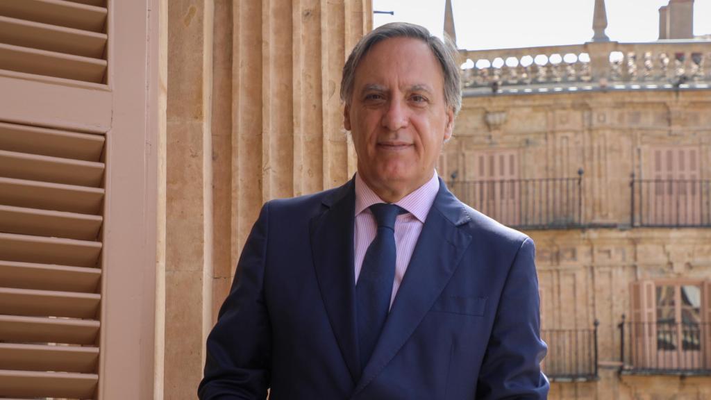 Carlos García Carbayo, alcalde de Salamanca, en el balcón del Ayuntamiento
