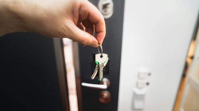 Propietario con sus llaves de casa.