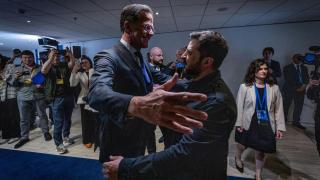 Mark Rutte saluda a Volodímir Zelenski a su llegada a la cumbre de la OTAN en La Haya