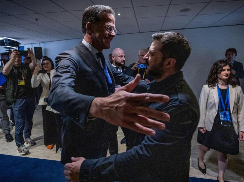 Mark Rutte saluda a Volodímir Zelenski a su llegada a la cumbre de la OTAN en La Haya