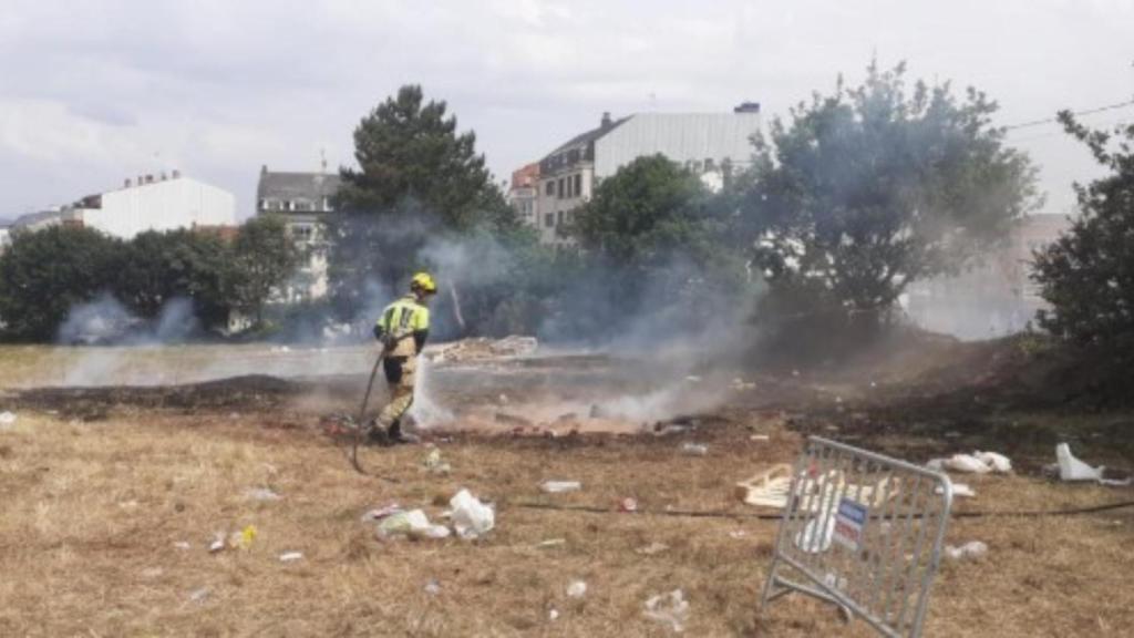 Los bomberos de Carballo (A Coruña) evitan la reactivación de una hoguera en San Cristovo