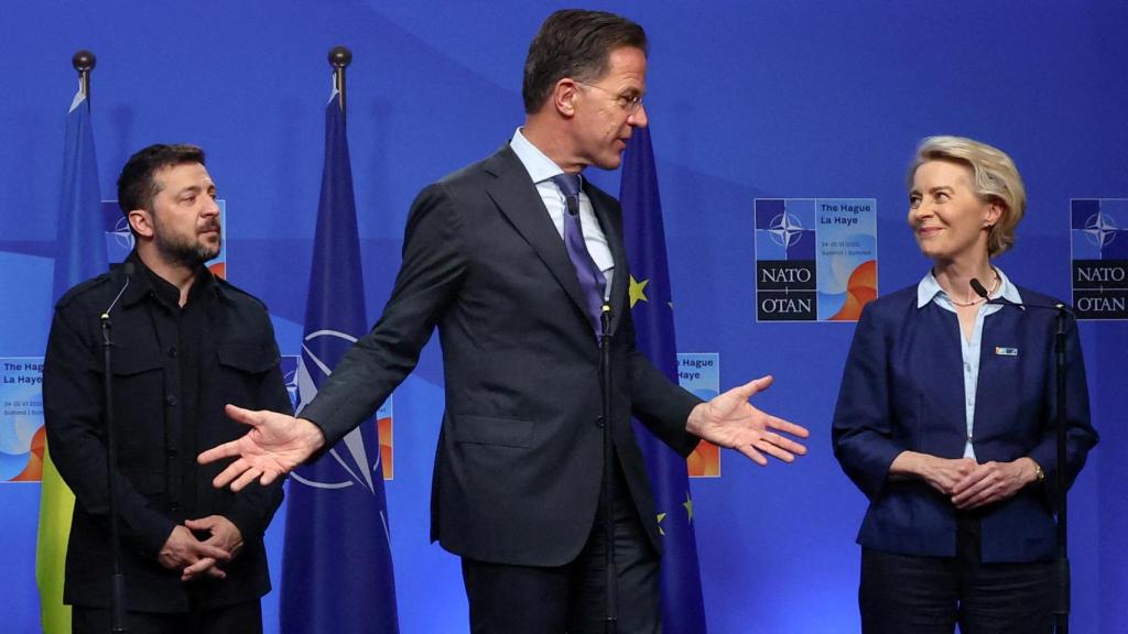 Volodímir Zelenski, Mark Rutte y Ursula von der Leyen, durante la reunión de este martes en La Haya