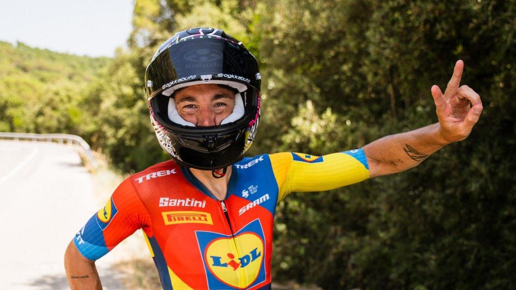 Aleix Espargaró, con el casco de moto sobre la bicicleta.