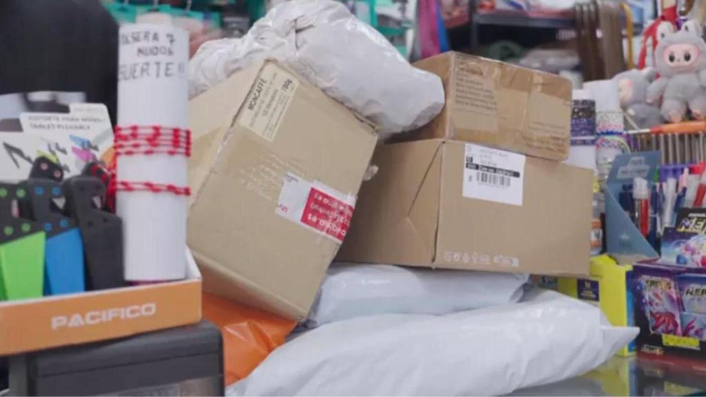Paquetes recibidos esperando recogida en el bazar.