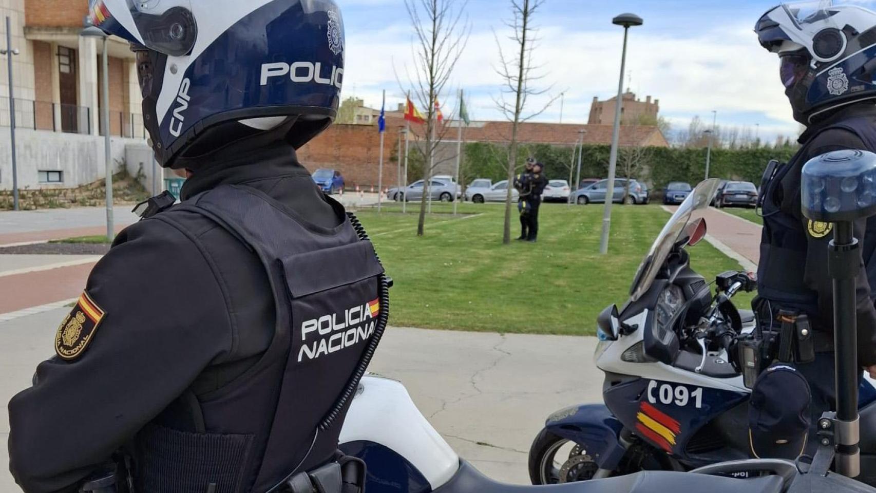 Dos agentes de la Policía Nacional