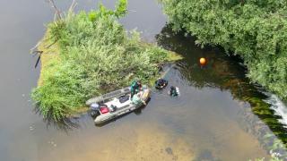 Buzos del Grupo Especial de Actividades Subacuáticas (GEAS) de la Guardia Civil en lugar donde se hallaba el cuerpo sin vida del niño