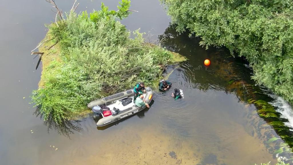 Buzos del Grupo Especial de Actividades Subacuáticas (GEAS) de la Guardia Civil en lugar donde se hallaba el cuerpo sin vida del niño