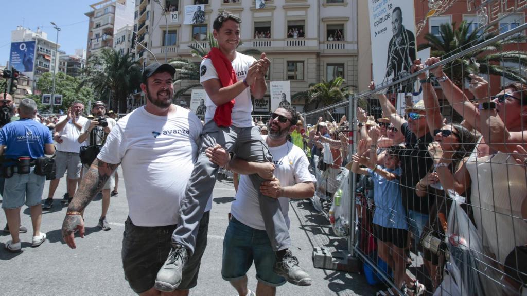 La vuelta de los familiares a la plaza de Luceros en homenaje a Pedro Luis Sirvent.