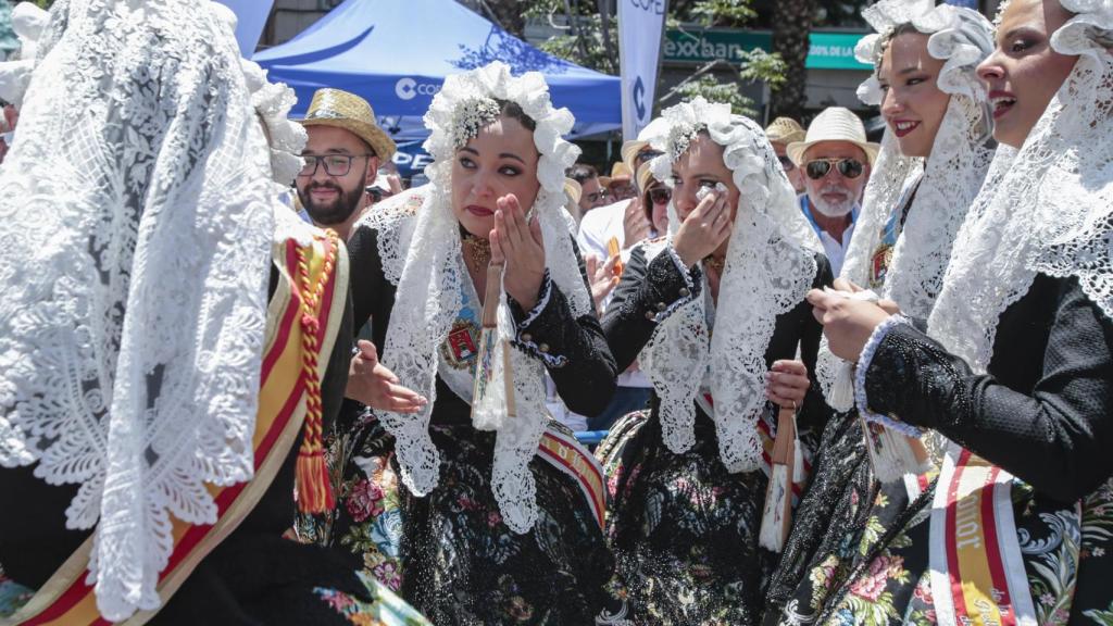La emoción de las damas de honor en el disparo de este martes dedicado a Pedro Luis Sirvent.