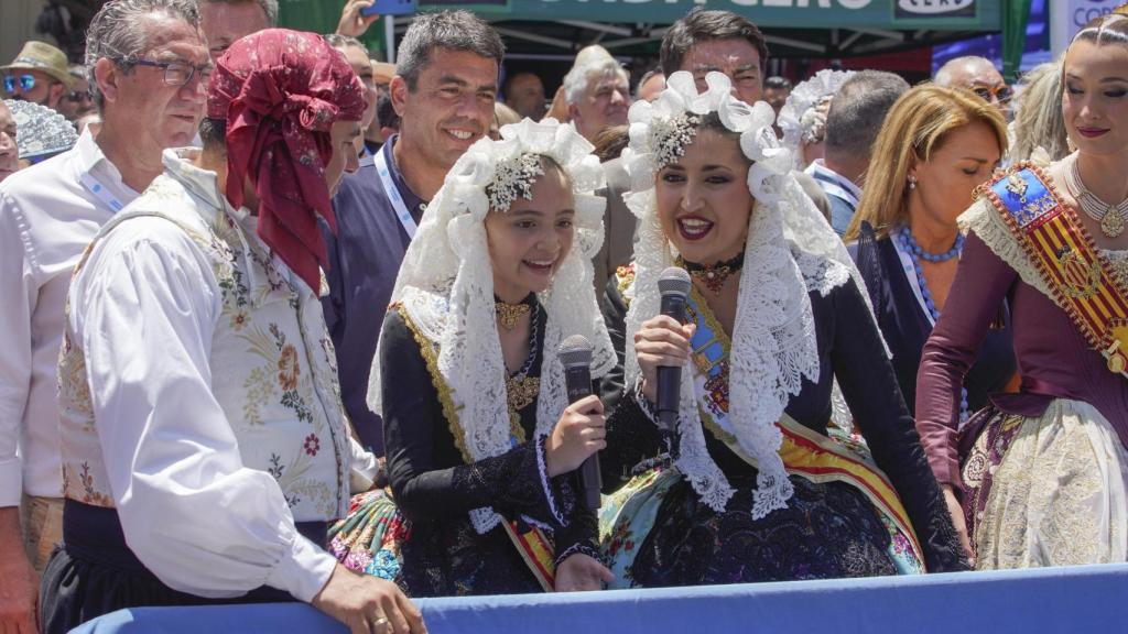 Las Belleas del Foc, ante el presidente Carlos Mazón, gritando Senyor Pirotènic.