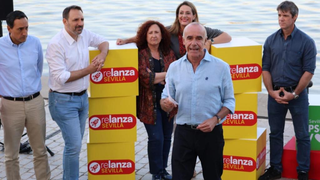 El portavoz del PSOE en el Ayuntamiento de Sevilla, Antonio Muñoz, en un acto junto al Guadalquivir.