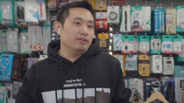 El dueño del bazar hablando con los periodistas de laSexta.