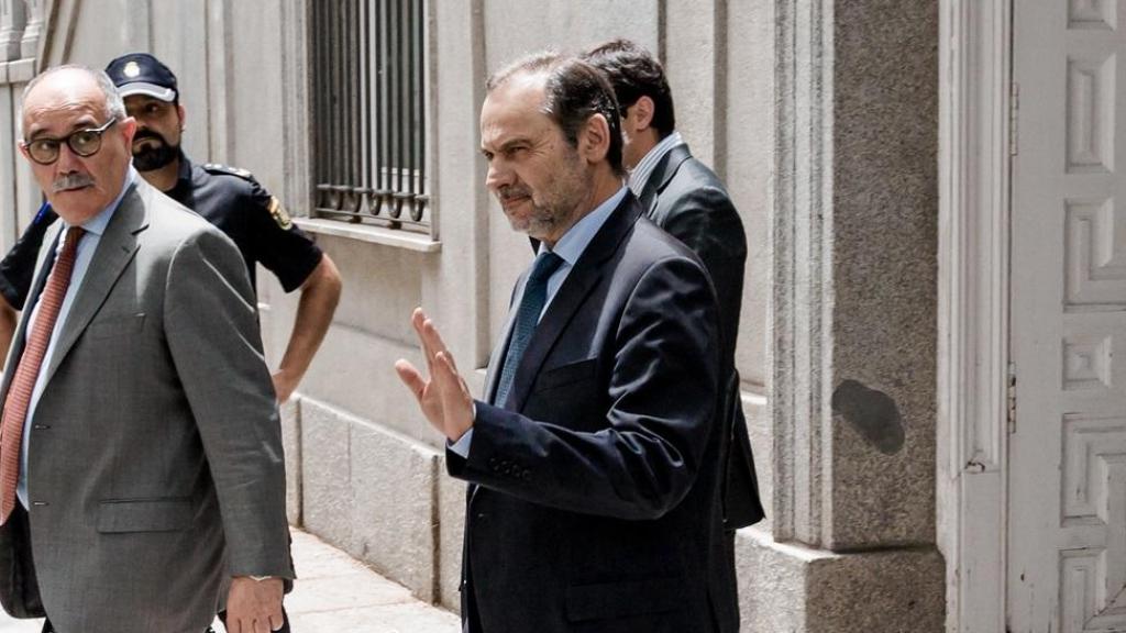 El exministro de Transportes José Luis Ábalos (d) sale de declarar en el Tribunal Supremo, a 23 de junio de 2025, en Madrid (España).