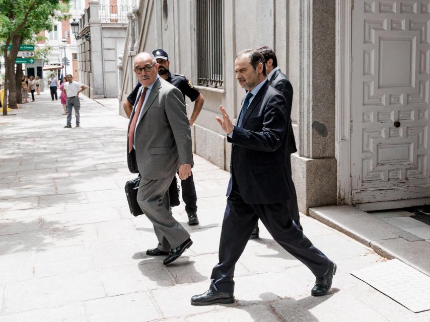 El ex ministro de Transportes José Luis Ábalos sale de declarar en el Tribunal Supremo.