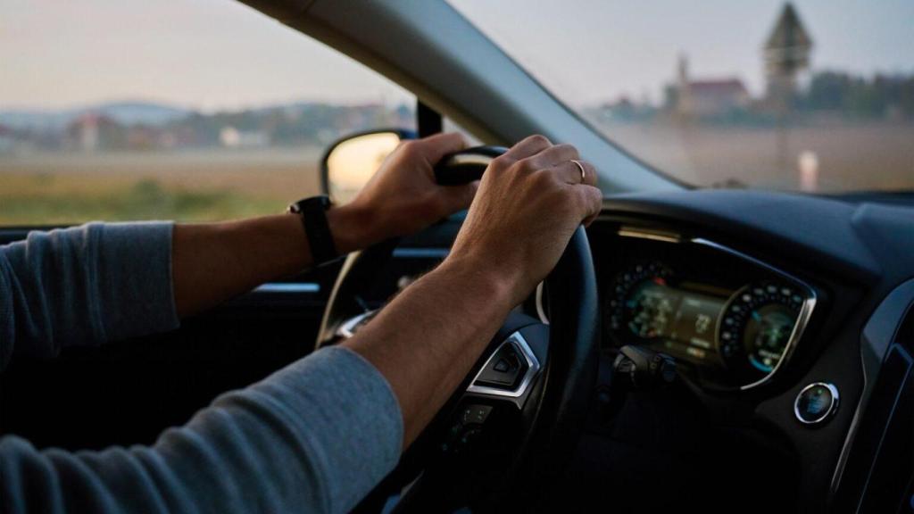 El gesto al volante que ya no es opcional: la norma que puede hacerte pagar hasta 200 euros de multa
