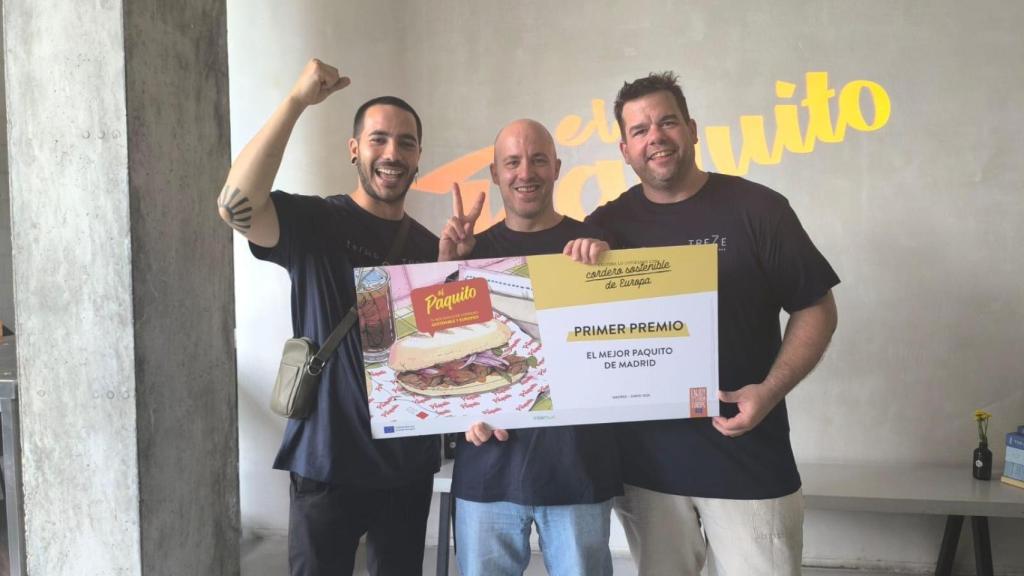 Saúl Sanz y su equipo, recogiendo su premio.