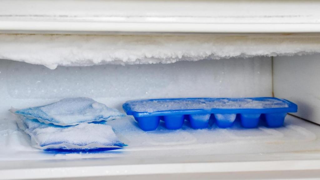Un congelador con hielo acumulado