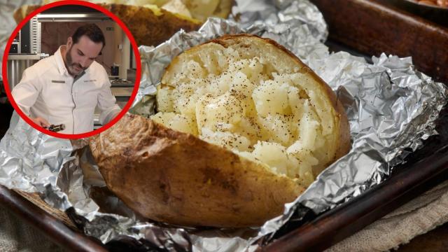 Una patata asada y el chef Mario Sandoval en un montaje