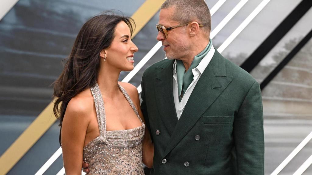 Inés de Ramón acompañando a Brad Pitt en la presentación de 'F1'.
