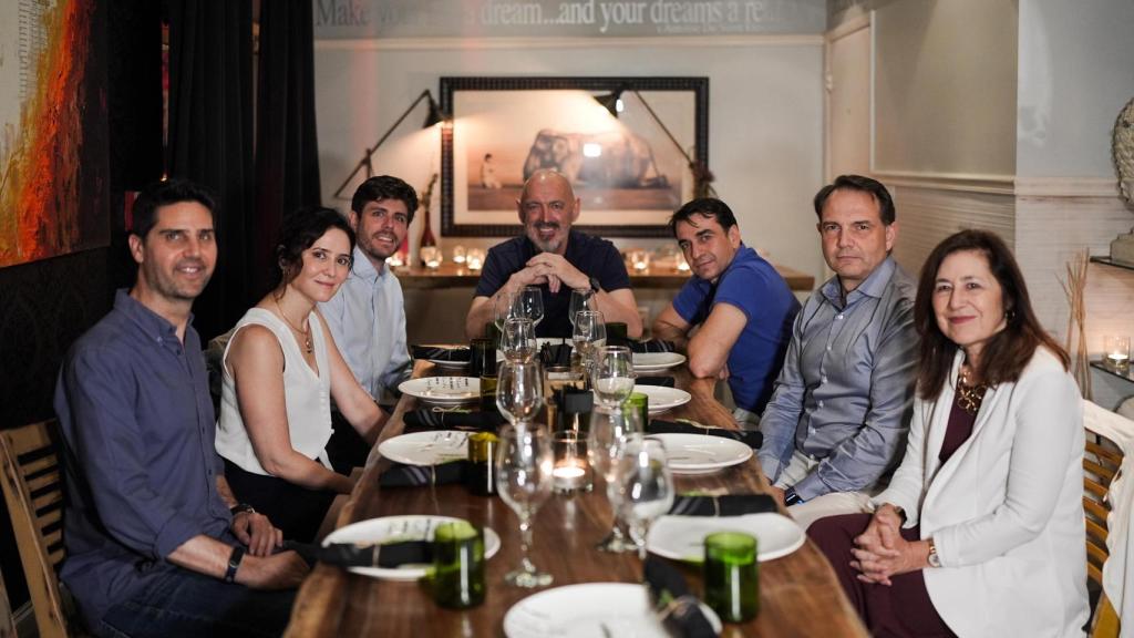 a presidenta de la Comunidad de Madrid, Isabel Díaz Ayuso; el consejero de Educación, Emilio Viciana, y rectores de las universidades públicas de la región, en un encuentro en Estados Unidos este domingo.