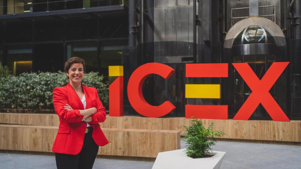 Elisa Carbonell posa en el exterior del edificio del ICEX.