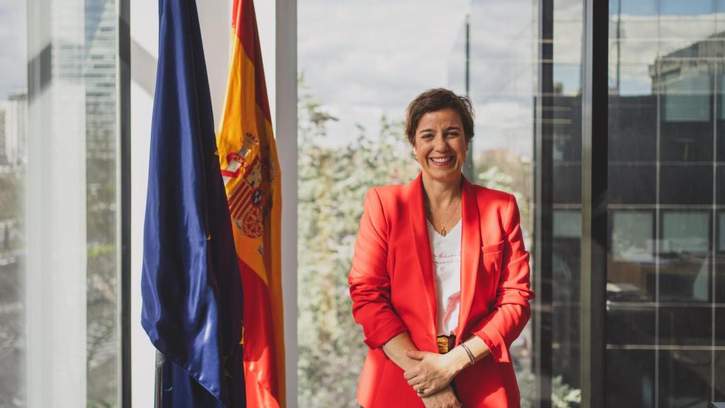 La directiva recibe a Magas en su despacho.