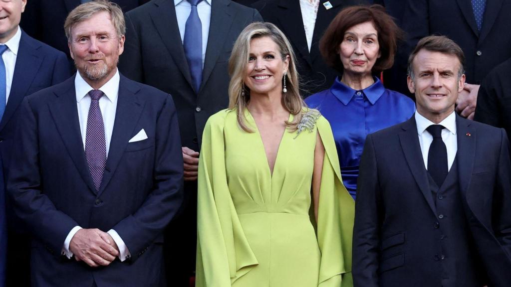 La Reina posa en las escalinatas de palacio con el rey Guillermo y los mandatarios asistentes.