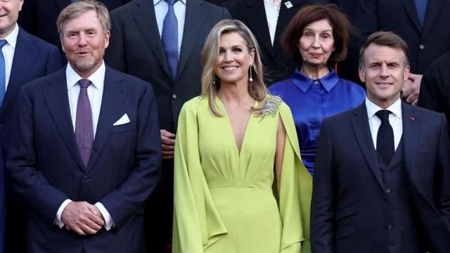 La Reina posa en las escalinatas de palacio con el rey Guillermo y los mandatarios asistentes.