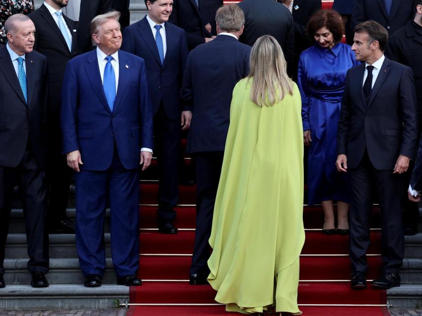 El mono de Natan, con capa, visto desde atrás.