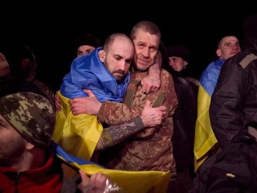 Prisioneros de guerra ucranianos reaccionan tras un intercambio en un lugar no revelado de Ucrania.
