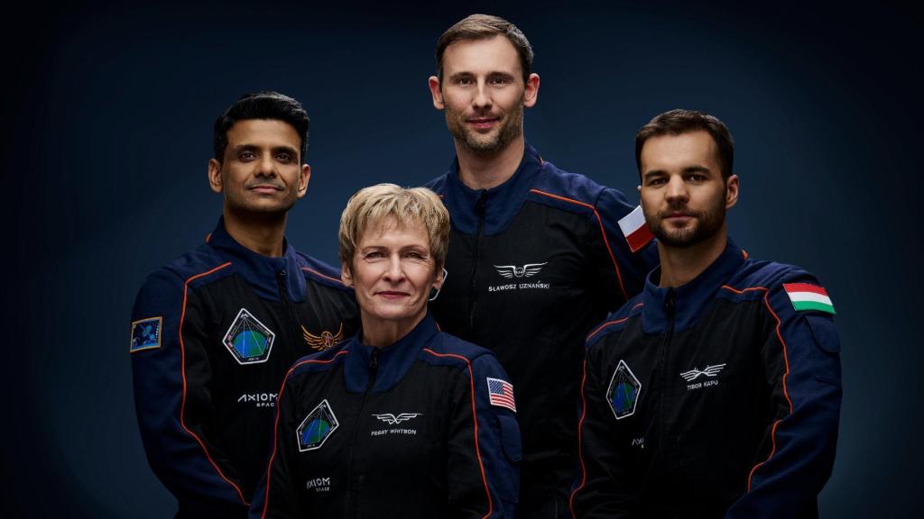 Los astronautas de Ax-4 (de izqda a dcha) Shubhanshu Shukla, Peggy Whitson. Sławosz Uzanański-Wiśniewksi y Tibor Kapu.