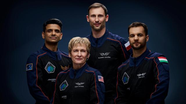 Los astronautas de Ax-4 (de izqda a dcha) Shubhanshu Shukla, Peggy Whitson. Sławosz Uzanański-Wiśniewksi y Tibor Kapu.