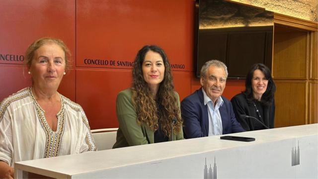 La concejala de Dereitos e Servizos Sociais, María Rozas, el presidente de Cruz Roja, José Luis Barreiro, y la coordinadora comarcal, Leonor Silva.