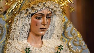 La Virgen de la Macarena, en su veneración.