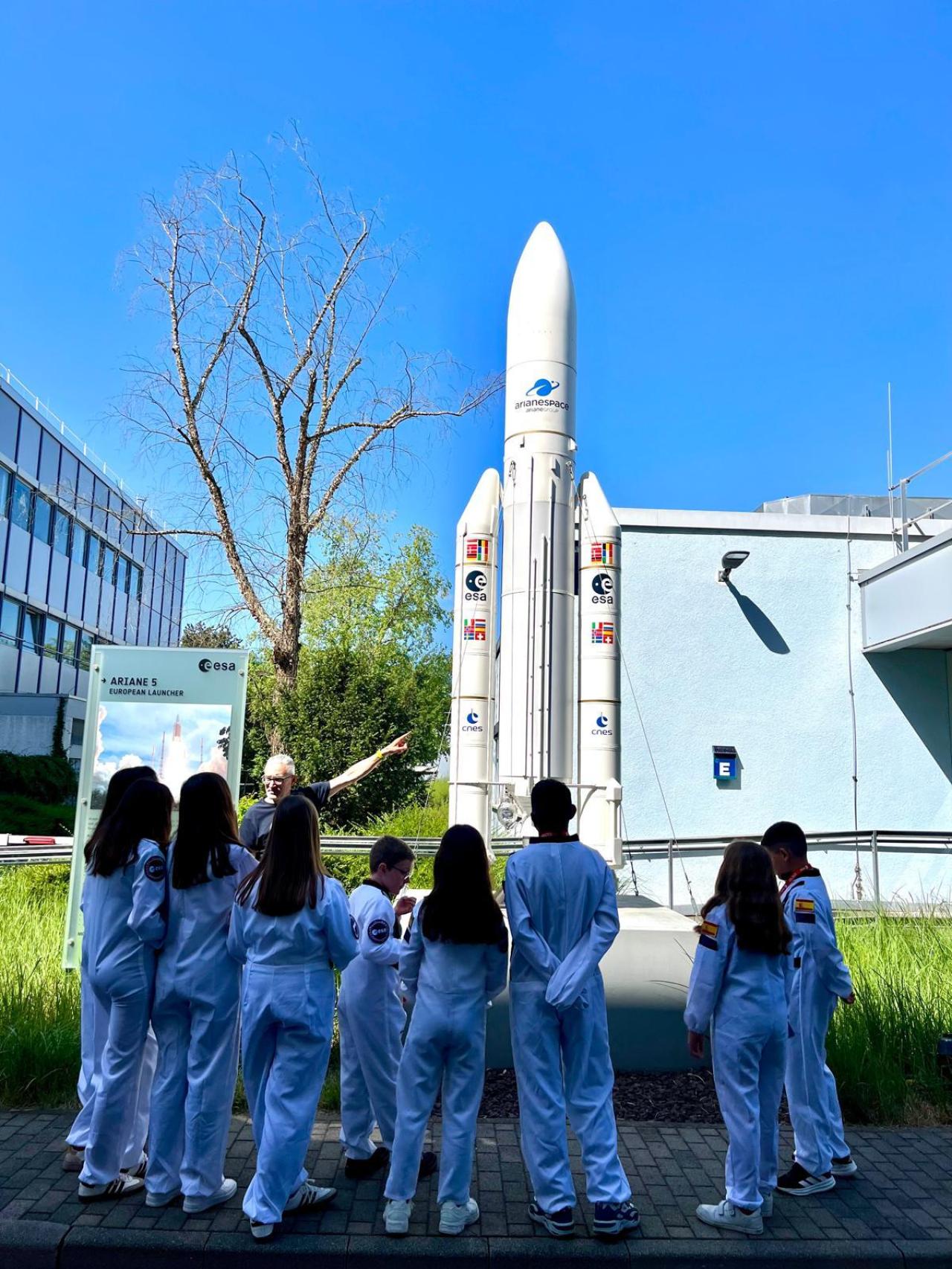 Herminio, junto a sus alumnos a las puertas de la sede de la Agencia Espacial Europea.