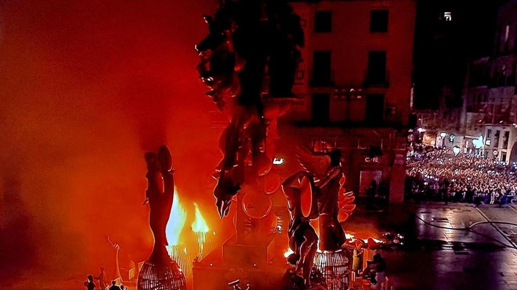 Cremá de la Hoguera Oficial 2025, 'Identidad', de Pedro Espadero.