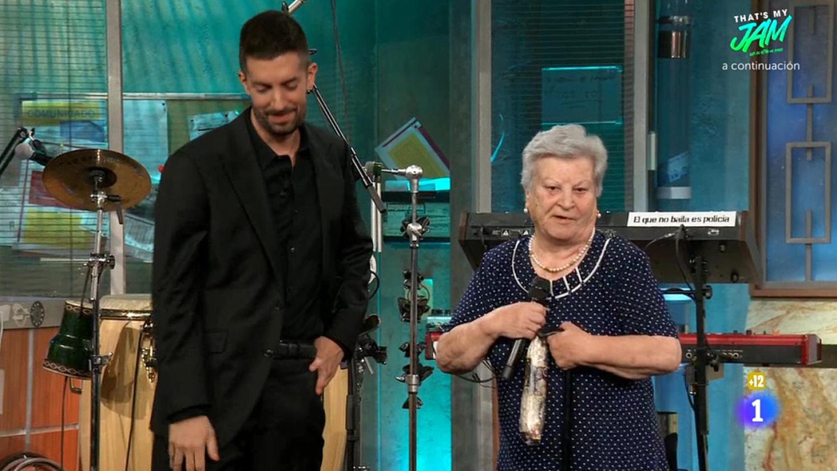 David Broncano y Remedios, una señora que acudió es martes a 'La Revuelta'.