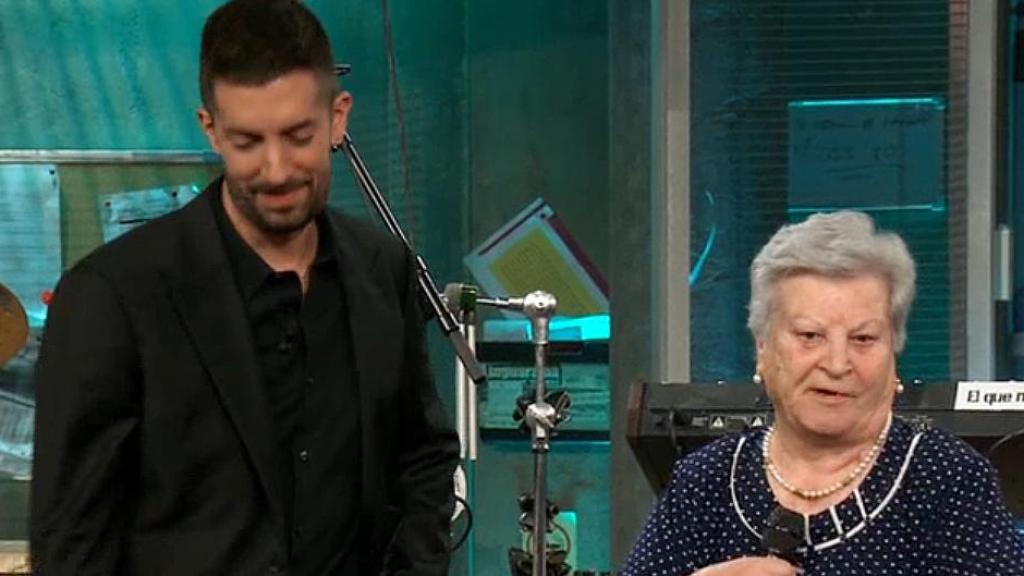 David Broncano y Remedios, una señora que acudió es martes a 'La Revuelta'.