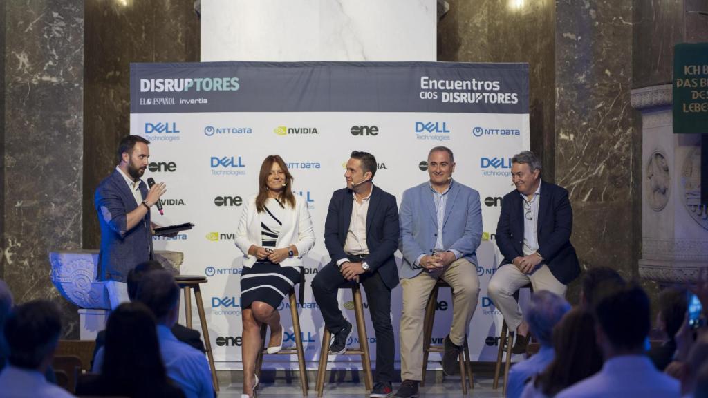De izquierda a derecha: Alberto Iglesias, subdirector de DISRUPTORES; Isabel Reis, directora general de Dell Technologies Iberia;  Rubén Sáez, vicepresidente de Ventas de NTT Data;  Javier Sánchez Rojas, Senior Manager Regional Sales para España y Portugal de Nvidia; y  Joaquín Potel, responsable del negocio de Cloud y Apps de SoftwareOne para el sur de EMEA.