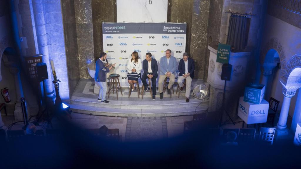 De izquierda a derecha: Alberto Iglesias, subdirector de DISRUPTORES; Isabel Reis, directora general de Dell Technologies Iberia;  Rubén Sáez, vicepresidente de Ventas de NTT Data;  Javier Sánchez Rojas, Senior Manager Regional Sales para España y Portugal de Nvidia; y  Joaquín Potel, responsable del negocio de Cloud y Apps de SoftwareOne para el sur de EMEA.