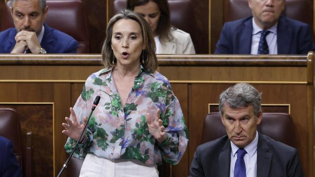 La diputada del PP, Cuca Gamarra, interviene en la sesión de control al Gobierno en el Congreso de los Diputados, este miércoles.