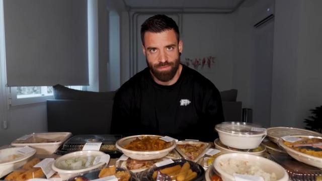 Esttik, 'youtuber' gastronómico probando los platos preparados de Mercadona.