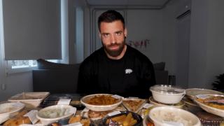 Esttik, 'youtuber' gastronómico probando los platos preparados de Mercadona.