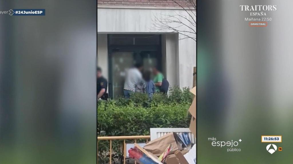 Los vecinos increpan al dueño.