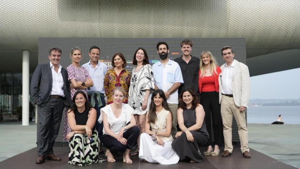Foto de familia del acto de presentación de las obras.